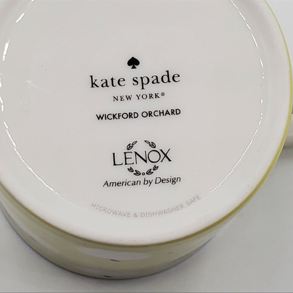 Kate spade mugs. Apple design. 4 mugs 20 a piece or 70 takes all free shipping